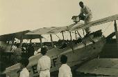 Posant bencina a l'aviò Antoni d'Habsburg 30-VI-1929